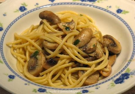 Spaghetti allo zafferano con funghi champignon e tonno