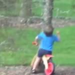 Figlio in bici sbatte contro albero, padre scoppia a ridere (Video)