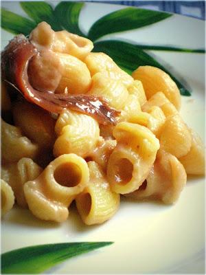 PASTA CON CREMA DI TONNO E ACCIUGHE