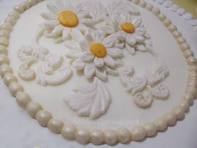 Torta Margherite bianche in pasta di zucchero