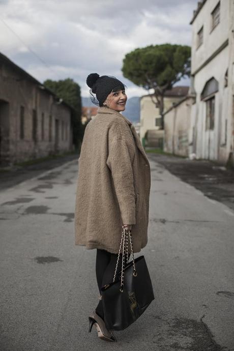 The way to happiness Smilingischic, fashionblog, the way to happiness, happy, outfit, pizzo, black and camel, romantic style, cappello di lana con veletta, cappotto a uovo cammello, Dixie