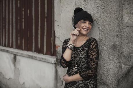 The way to happiness Smilingischic, Sandra Bacci, fashionblog, the way to happiness, happy, outfit, pizzo, black and camel, romantic style, cappello di lana con veletta,