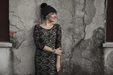 The way to happiness Smilingischic, fashionblog, the way to happiness, happy, outfit, pizzo, black and camel, romantic style, cappello di lana con veletta,
