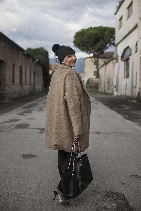 Smilingischic, fashionblog, the way to happiness, happy, outfit, pizzo, black and camel, romantic style, cappello di lana con veletta, cappotto a uovo cammello, Dixie 