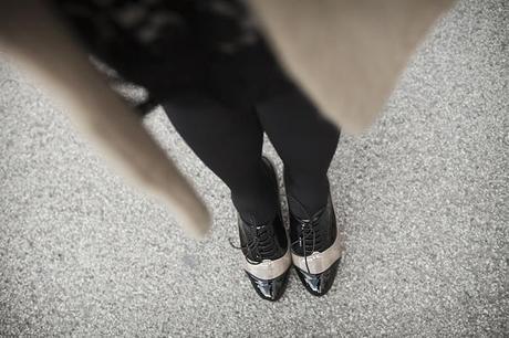 The way to happiness Smilingischic, fashionblog, the way to happiness, happy, outfit, pizzo, black and camel, romantic style, scarpe francesine bicolore menbur