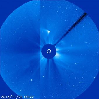 L'ultima immagine ripresa stamani alle 9:22 UT (le 10:22 italiane) dall'osservatorio spaziale SoHO di NASA/ESA in cui è visibile un bagliore sopra il disco solare. Ciò che rimane della cometa ISON in allontanamento dalla nostra stella. Crediti: SoHO/NASA/ESA