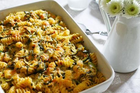 FUSILLI al FORNO con ZUCCHINE, CIPOLLOTTO e YOGURT GRECO ... e AMICIZIE CREATIVE