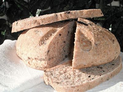 Vortice di pane alle olive nere