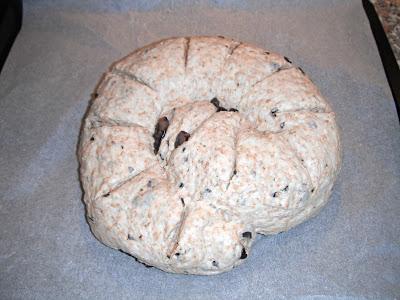 Vortice di pane alle olive nere