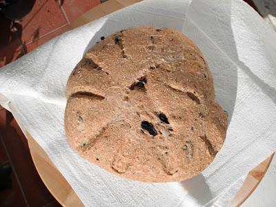 Vortice di pane alle olive nere