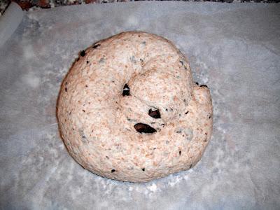 Vortice di pane alle olive nere