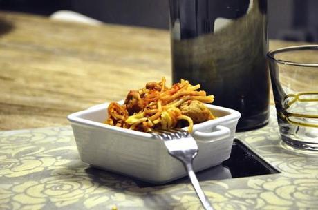 Frittata di pasta e le cornici da tavolo Le cornici da tavolo
