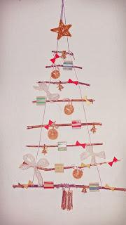 Home Sweet Gnome: albero di Natale decorativo con fiocchi di recupero, biscotti, cartoline ecc...