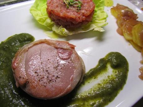 Tournados di Tonno su Crema di Scarola e sua Tartare agli Agrumi con millefoglie di Patate e Cipolle di Tropea.