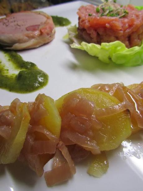 Tournados di Tonno su Crema di Scarola e sua Tartare agli Agrumi con millefoglie di Patate e Cipolle di Tropea.