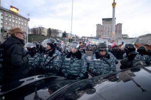 Continuano gli scontri in Ucraina, con la polizia che ha usato il pugno duro per sgomberare la piazza. Condanna dell'Ue.