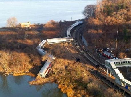 TRENO DERAGLIA NEL BRONX: 4 MORTI E 63 FERITI GRAVI