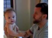 padre wrestling figlio neonato (Video)