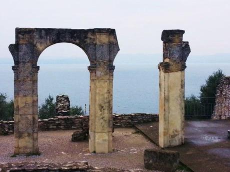 Le arcate del criptoportico della villa romana delle Grotte di Catullo, Sirmione