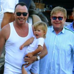 Elton John, consorte e baby adottivo