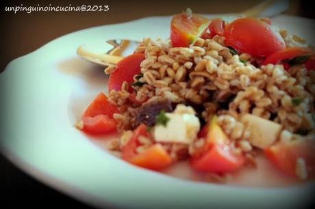 Farro con fichi secchi, pomodorini e feta