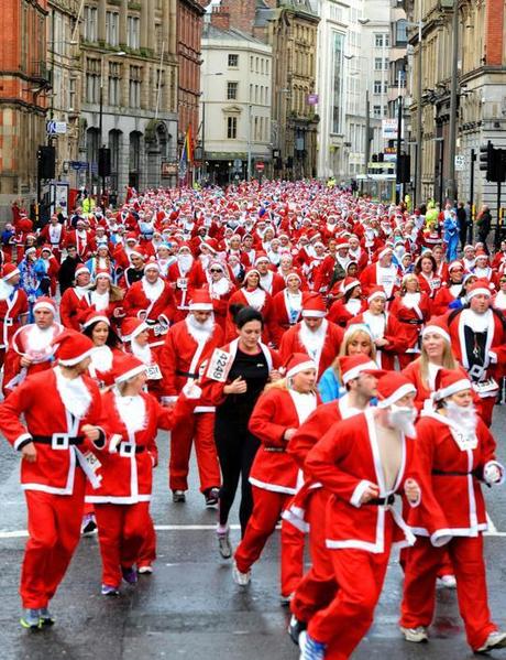 Che spettacolo! La corsa dei Babbi Natale a Liverpool