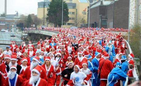 Che spettacolo! La corsa dei Babbi Natale a Liverpool