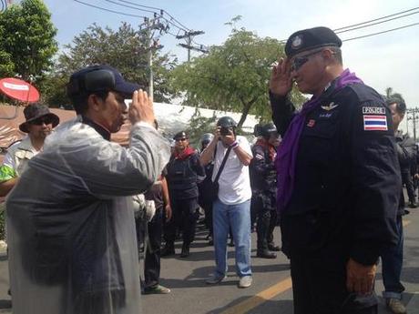 Manifestazioni a Bangkok: è tempo di baci e abbracciFino a tarda...