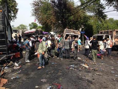 Manifestazioni a Bangkok: è tempo di baci e abbracciFino a tarda...