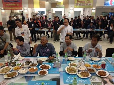 Manifestazioni a Bangkok: è tempo di baci e abbracciFino a tarda...