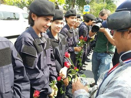 Manifestazioni a Bangkok: è tempo di baci e abbracciFino a tarda...