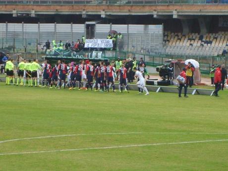 I giocatori salutano i tifosi del Sassuolo e il loro nobile stricione