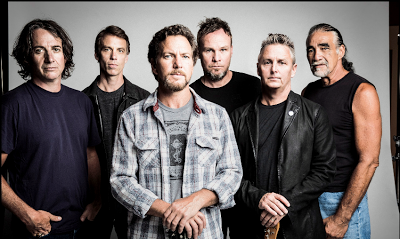 (Video) Pearl Jam: Vedder taglia i dreadlock a un fan in cambio di una canzone durante un concerto