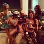 Dan Bilzerian, star del poker, vive nel lusso circondato da donne (Foto)