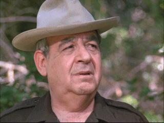 Amos Tappert (Tom Bosley), sceriffo di Cabot Cove. Vanta una media di casi risolti pari allo 0,0