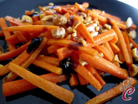 Fiammiferi croccanti di carota con nocciole e glassa di balsamico al rosmarino: il contorno che va oltre il dubbio