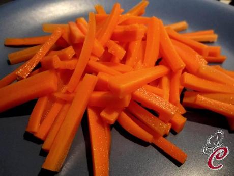 Fiammiferi croccanti di carota con nocciole e glassa di balsamico al rosmarino: il contorno che va oltre il dubbio