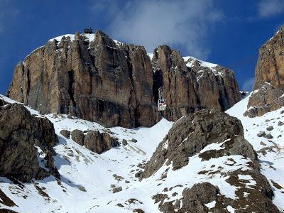 Salendo al Passo Pordoi.