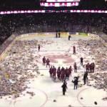 Canada, 26000 orsacchiotti in campo: è il “Teddy Bear Toss” (video)