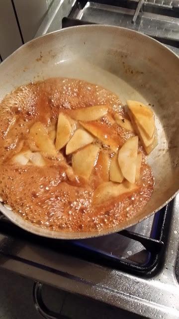 Filetto di maiale al miele con mele e cipolle in agrodolce - Filet de porc avec les pommes et miel et les oignons dans une sauce aigre-douce - Pork tenderloin with honey, apples and onions in sweet and sour honey