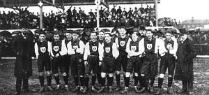 5 Aprile 1908. La nazionale tedesca che perderà a Basilea 5-3 contro la Svizzera. Kipp è il terzo da destra