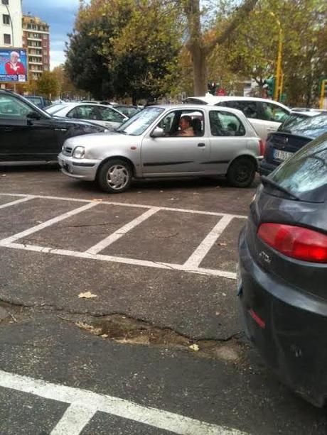 Possiamo risolvere il problema dei parcheggiatori? Almeno davanti al Tribunale della città? Dài...