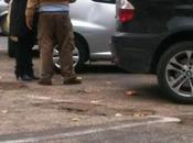 Possiamo risolvere problema parcheggiatori? Almeno davanti Tribunale della città? Dài...