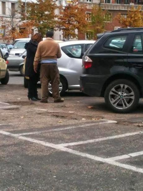 Possiamo risolvere il problema dei parcheggiatori? Almeno davanti al Tribunale della città? Dài...