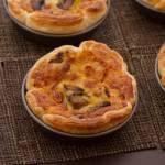 Finger food: mini quiche con funghi, cotto e porri