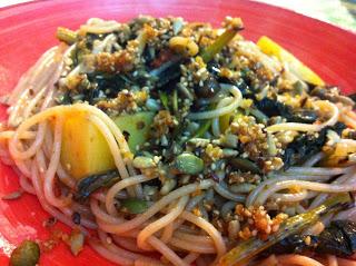 Spaghetti integrali, cime di rapa e mollica di pane