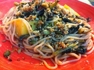 Spaghetti integrali, cime di rapa e mollica di pane