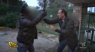 Striscia la Notizia: Fabio e Mingo aggrediti dal sedicente assicuratore che vende false polizze