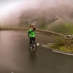 Eskil Ronningsbakken in bicicletta ad 80 km/h al contrario (video)