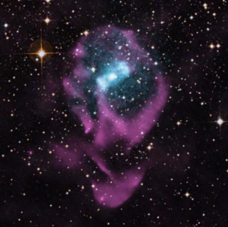 Circinus X-1, si trova a 24mila anni luce dalla Terra nella Via Lattea. Conosciuta come una stella binaria a raggi X, Circinus X-1 contiene una stella di neutroni, ciò che rimane di una stella esplosa. Attorno una nebulosa incandescente di gas ionizzato che è il segno distintivo di una massiccia esplosione di supernova. (Crediti: X-ray: NASA/CXC/Univ. of Wisconsin-Madison/S. Heinz et al; Optical: DSS; Radio: CSIRO/ATNF/ATCA Larger PNG)